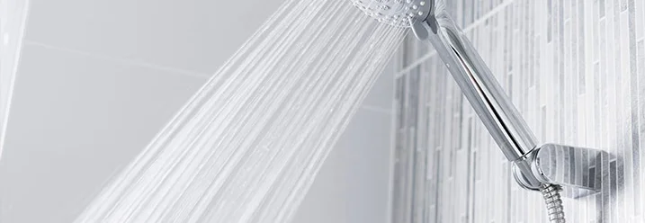 Duschkopf mit laufendem Wasser